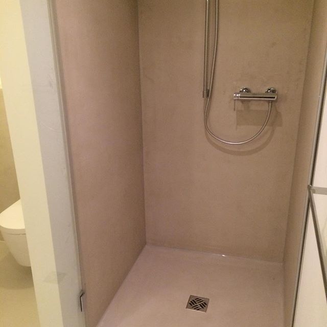 surface+ mineralische Böden Wandspachtelung Dusche